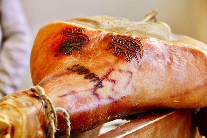 西班牙國寶橡樹級伊比利火腿在「桑卓主廚地中海料理」吃得到！(圖片來源/桑卓主廚地中海料理)