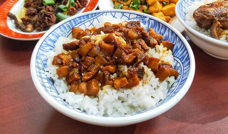 小江周手切肉燥飯