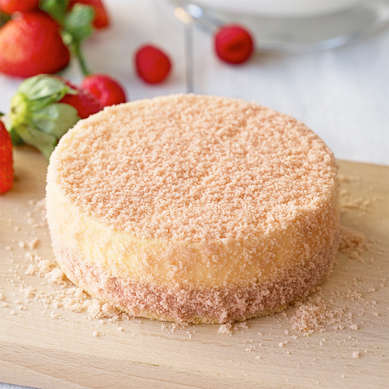 「小樽洋菓子舖LeTAO」即日起~4/5於台北SOGO忠孝館1樓活動會館設置快閃櫃位，除以抓住草莓季尾聲的「北海道莓雙層乳酪蛋糕」（如圖）於松菸門市及SOGO快閃櫃同步販售外，「蜂蜜生乳酪蛋糕」、「起司三重奏」只在SOGO日本展限定販售，三款商品皆為空運直送，期間限定、數量有限售完為止！(圖片提供/小樽洋菓子舖LeTAO)