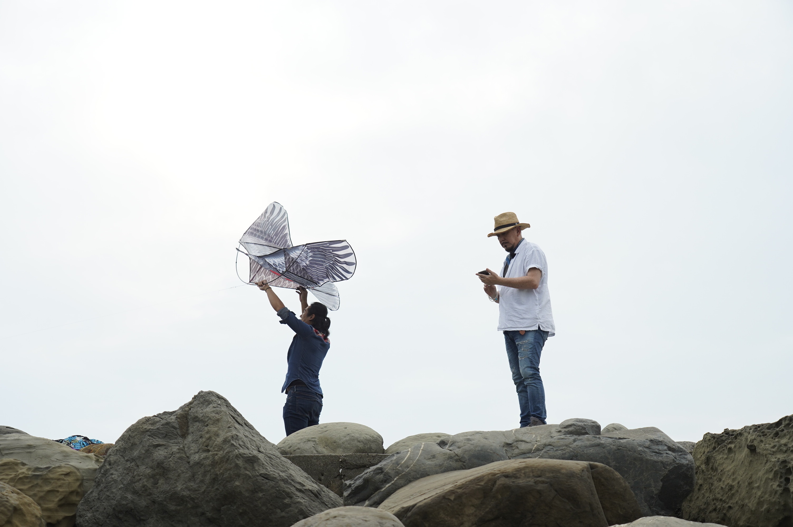 三人在台南漁光島進行一場men's talk，還放起風箏！（圖片提供/LINE TV）
