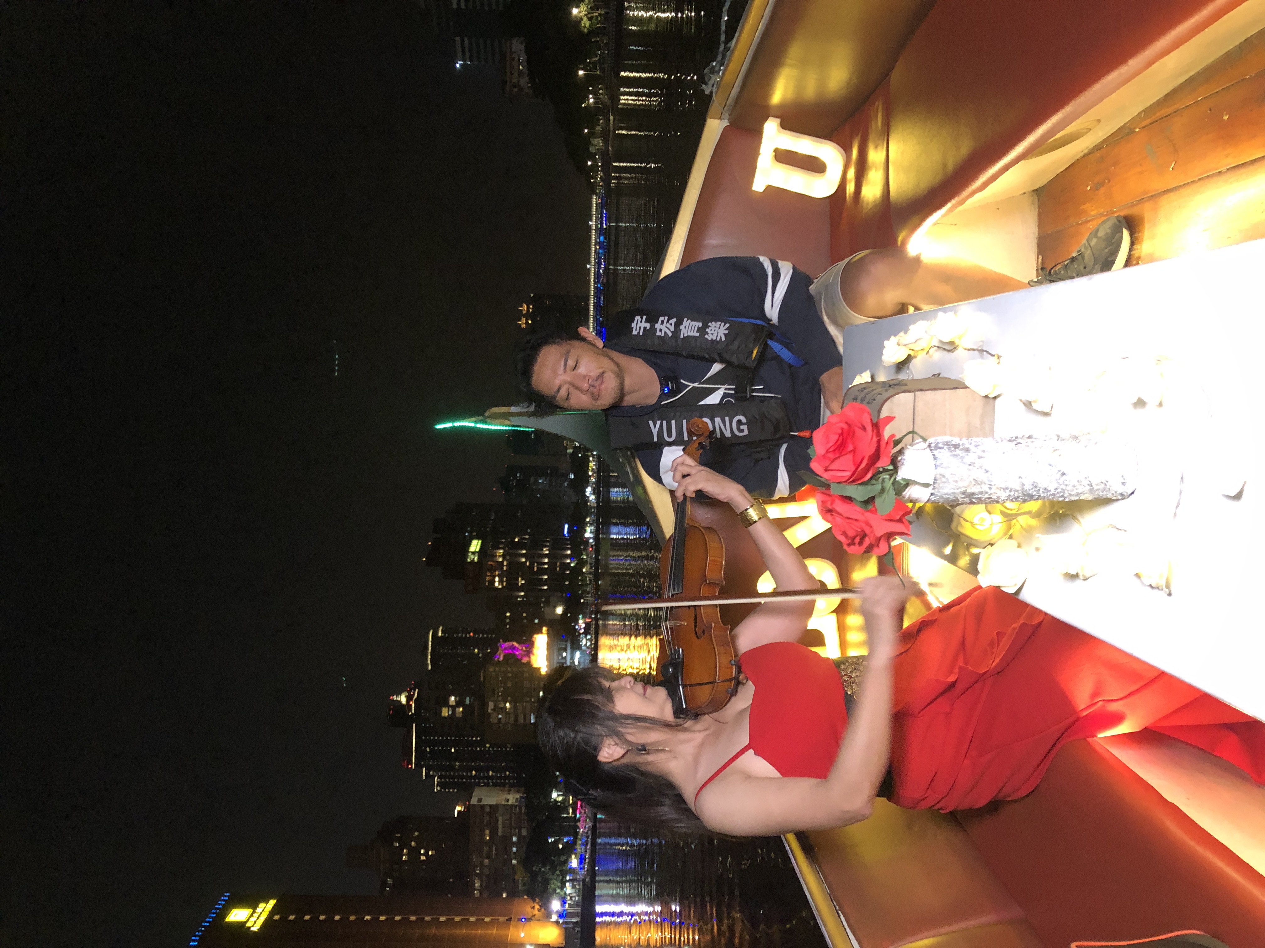 在浪漫的夜晚上，怎能少了音樂？