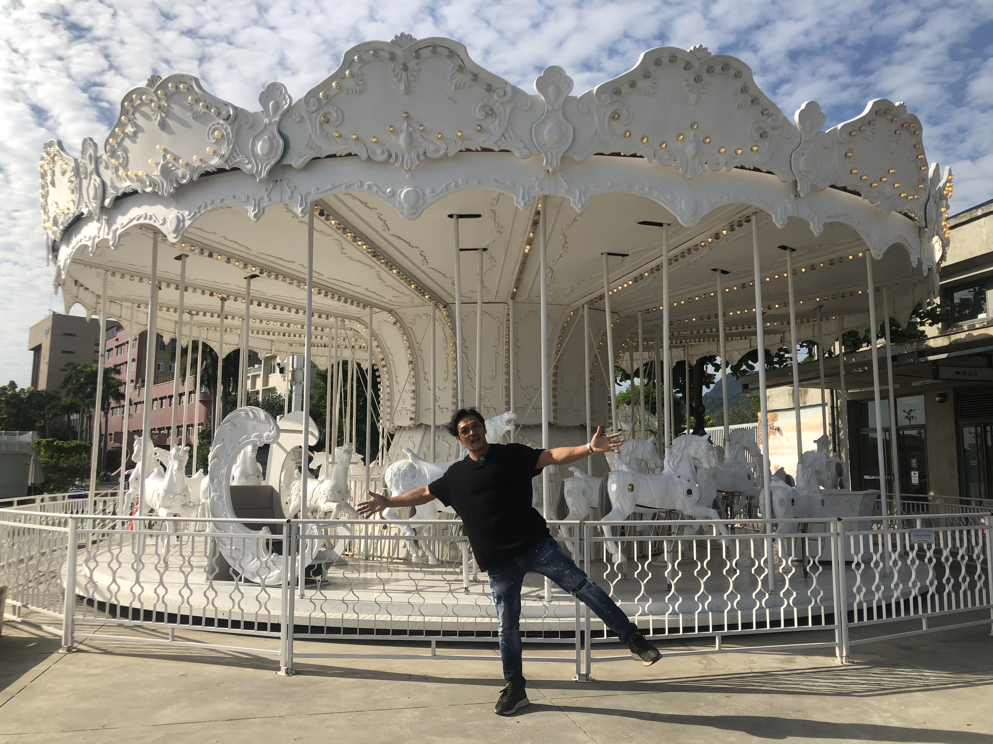 高雄棧貳庫2019年打造的純白旋轉木馬，是網美打卡熱點！