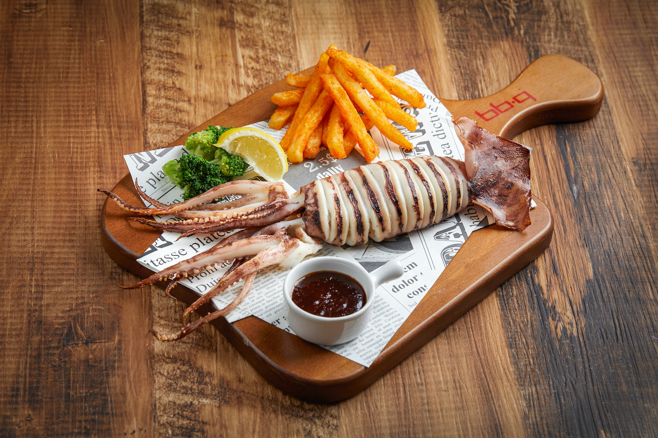 bb.q CHICKEN全新醬烤鮮味「公辰老奶奶魷魚」登場，彷彿秒到韓國漁村！