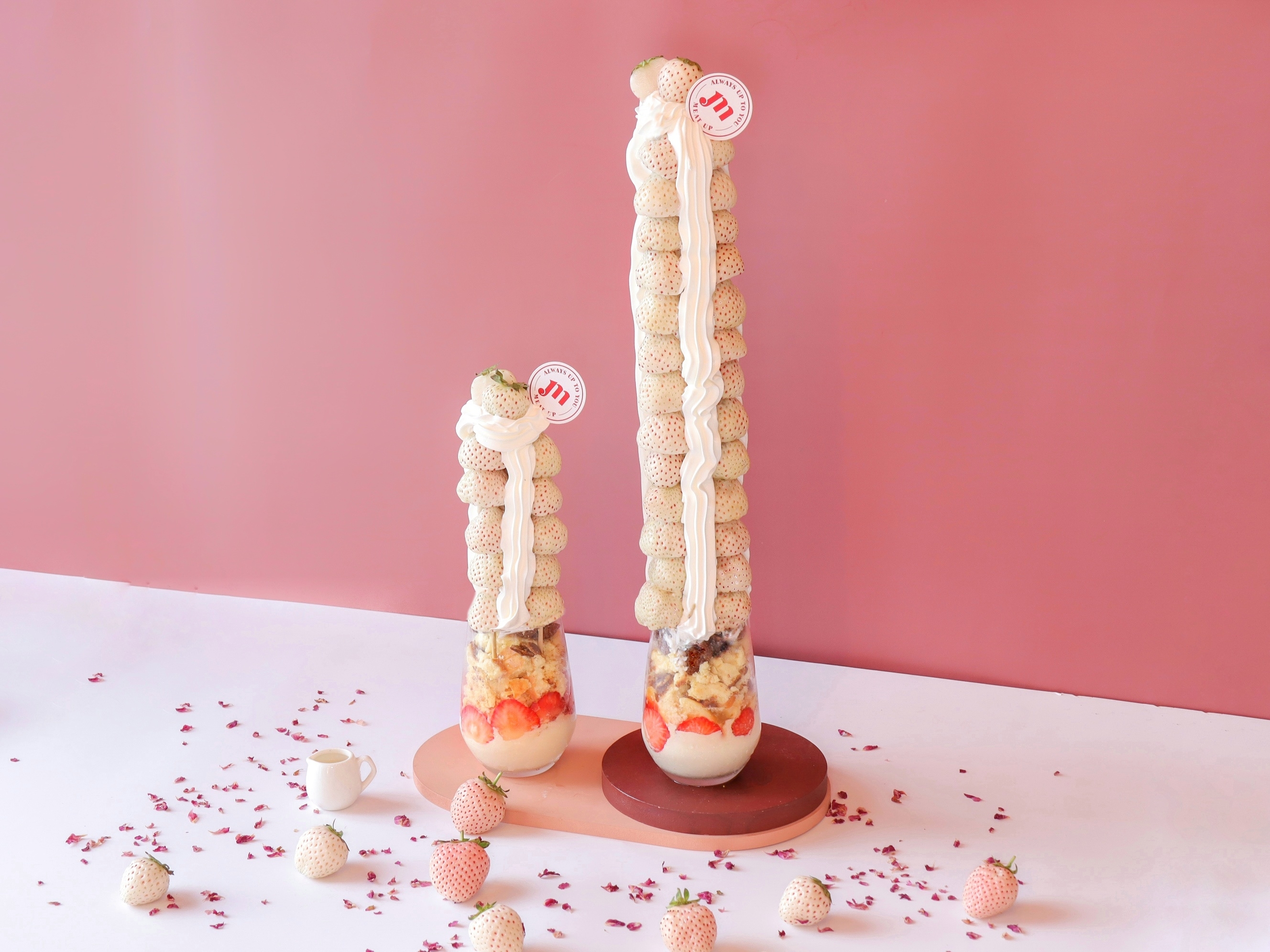 全新改版的「白草莓晴空塔」，草莓更換為淡雪草莓，讓整座高塔如同被冬天的雪景覆蓋，就好像在東京眺望晴空塔十分夢幻。(圖片提供/Meat Up)