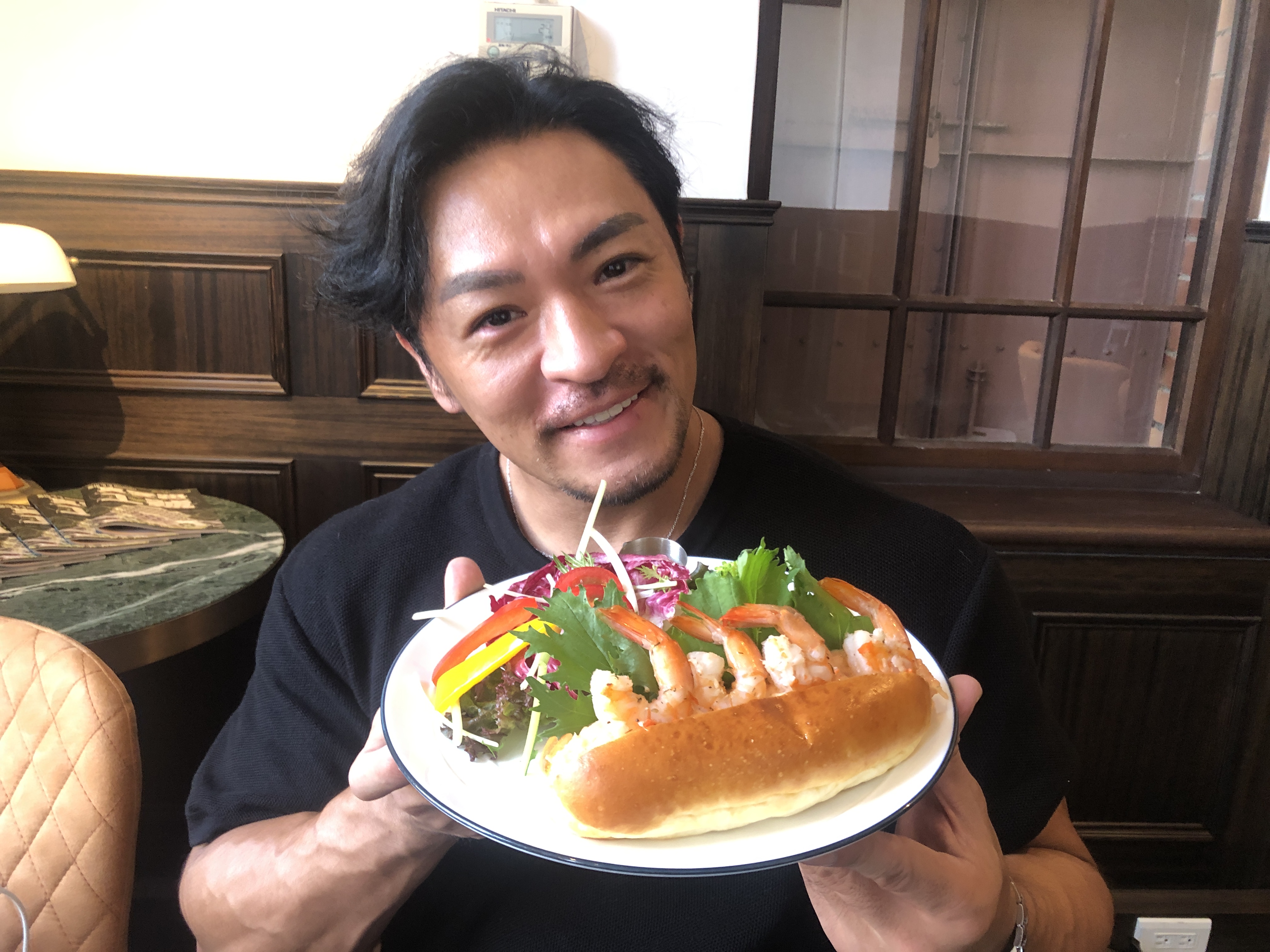 鮮蝦龍蝦沙拉潛艇堡，麵包體口感軟Q，蝦子鮮甜夜帶有芥末的微微嗆辣，大口咬下超級滿足！