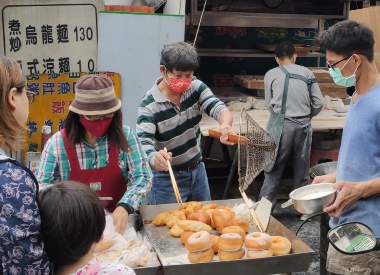 車頭路街雙胞胎、甜甜圈
