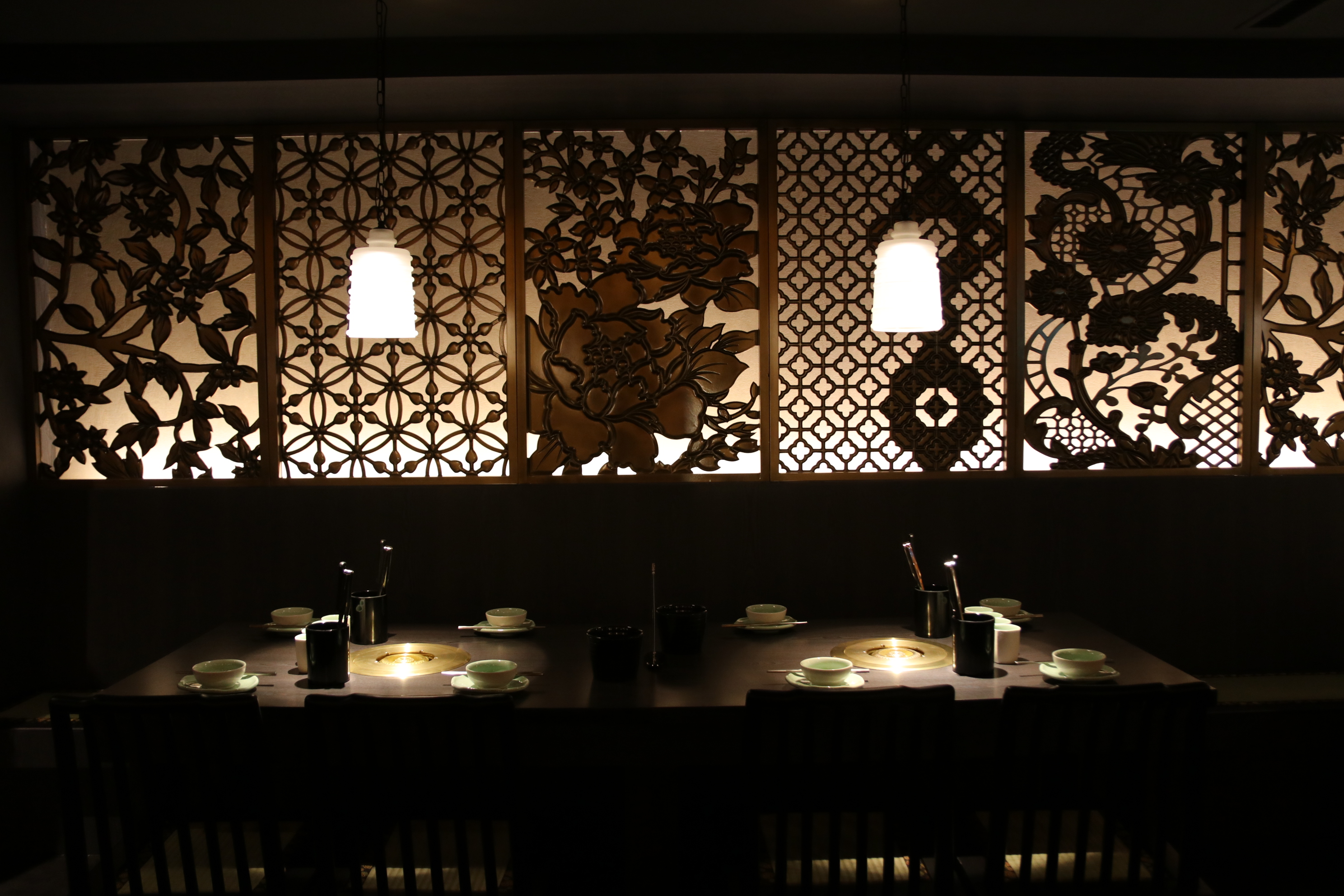 有著濃厚中國風的木雕窗櫺(圖片提供/這一鍋-高雄夢時代店)