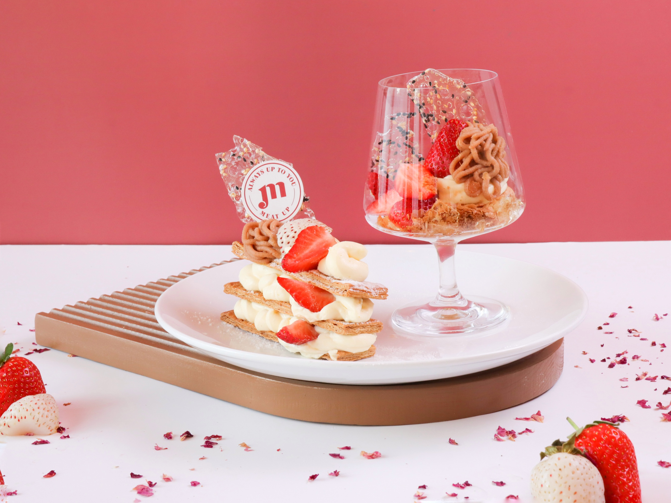 全新甜點—蒙布朗草莓巴菲，無論口味或是擺盤都有著滿滿儀式感。(圖片提供/Meat Up)