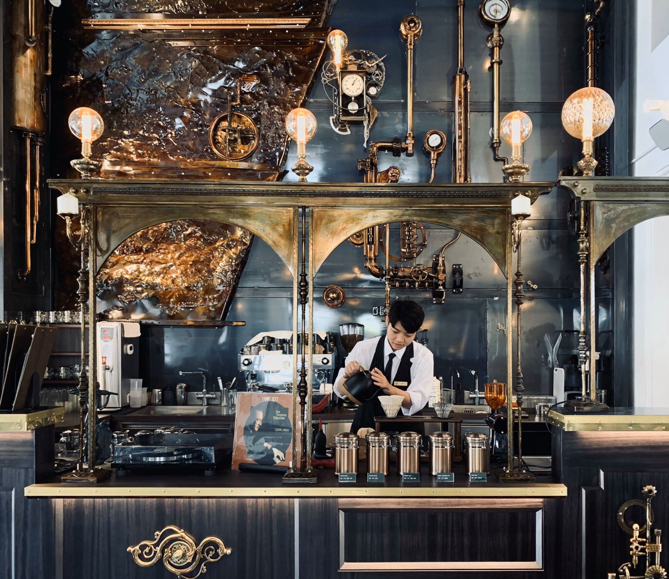 歷經15年修復，「新濱·駅前」將古蹟建築活化，在2020年搖身一變成為人文咖啡館。