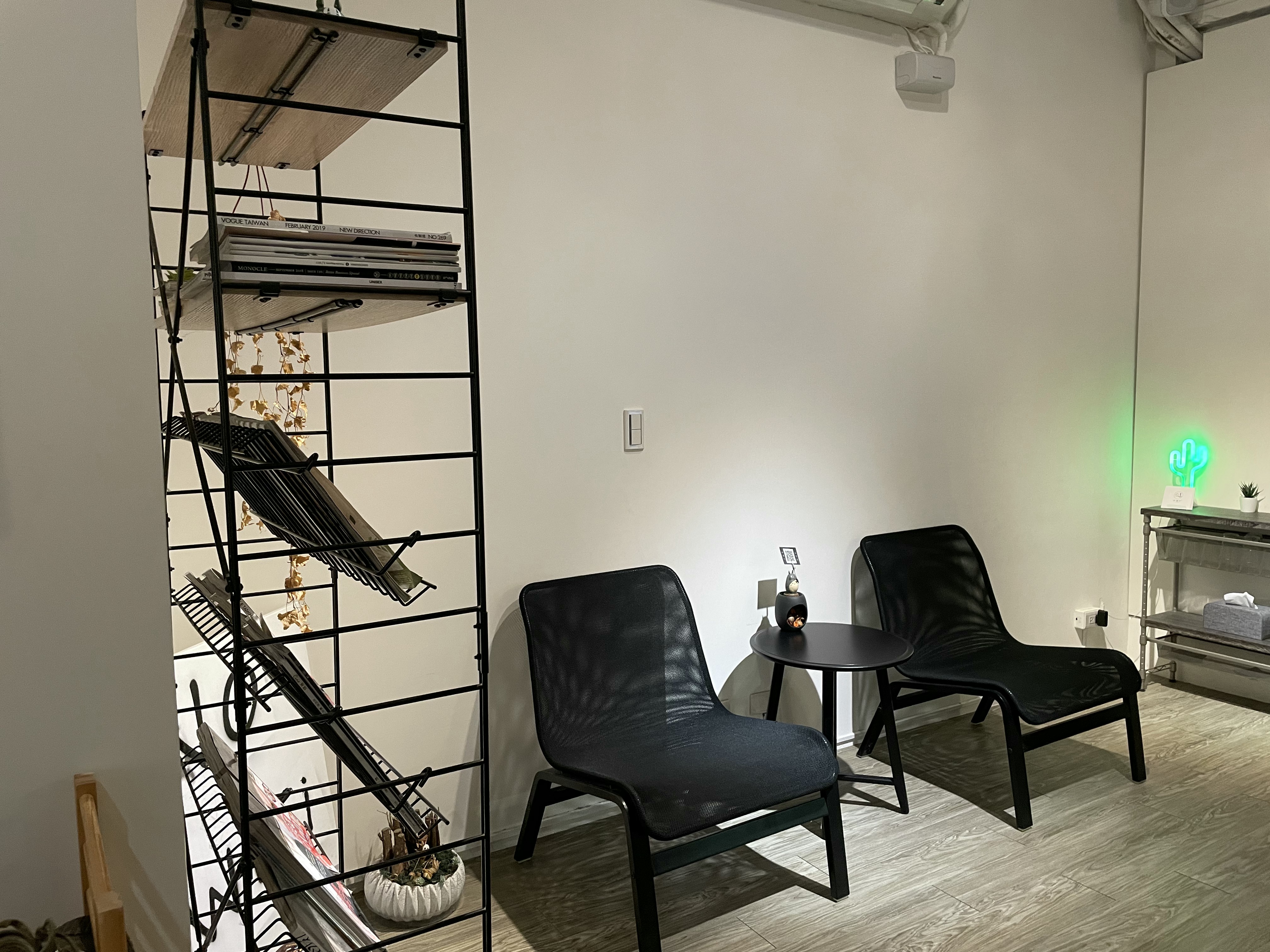 在課程開始之前，按摩師會先與您諮詢目前的身體狀況，並且挑選喜歡的精油。