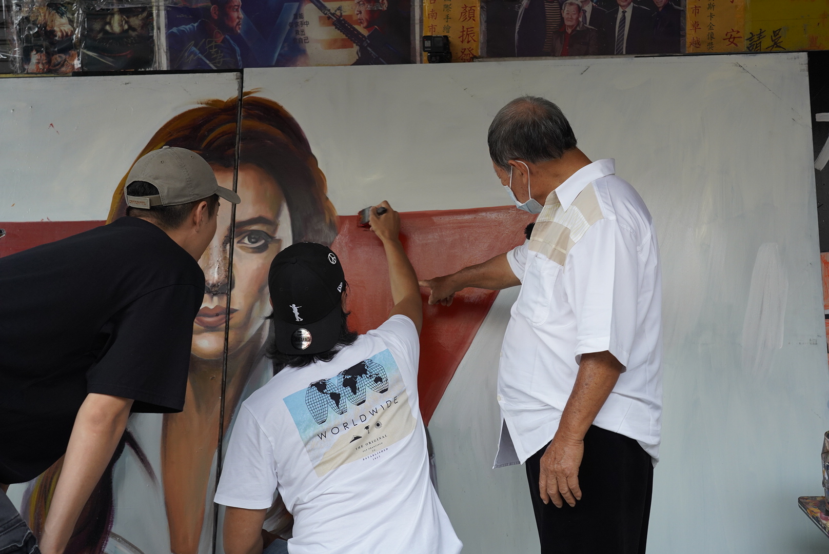 三人拜訪全美戲院唯一手繪背板的師父，還體驗快要失傳的手繪電影海報！（圖片提供/LINE TV）